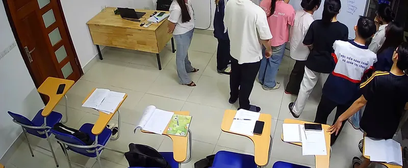 Học viên cùng lên bảng thực hành từ vựng với giáo viên tại ASTRA English Center