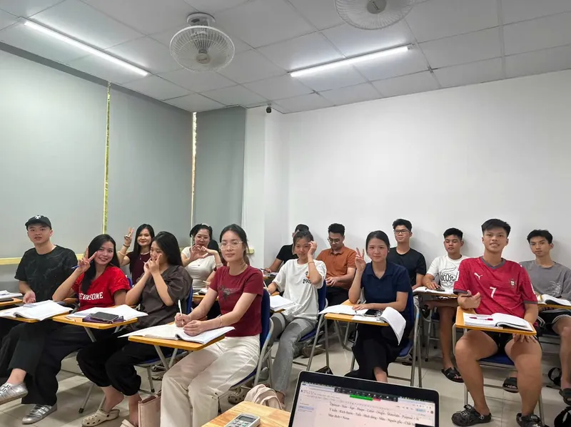 Học viên ASTRA English Center trong lớp học