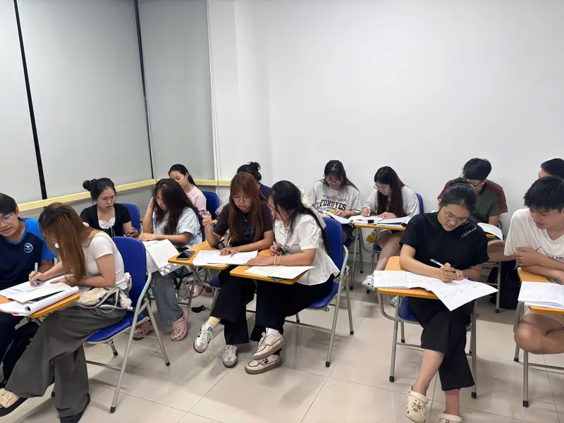 Học viên làm bài và trao đổi trong lớp tại ASTRA English Center
